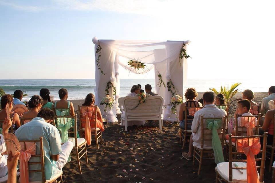 weddings in Playa hermosa